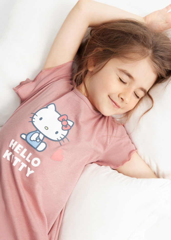女童連身_Hello Kitty系列．荷葉落肩短袖睡衣(豆蔻粉-愛心Hello Kitty)