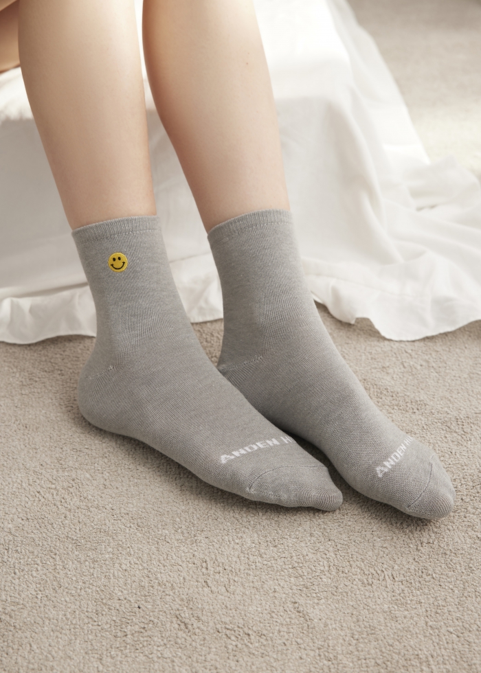 Hygiene Series．Women Crew Socks（Smile Embroidery）