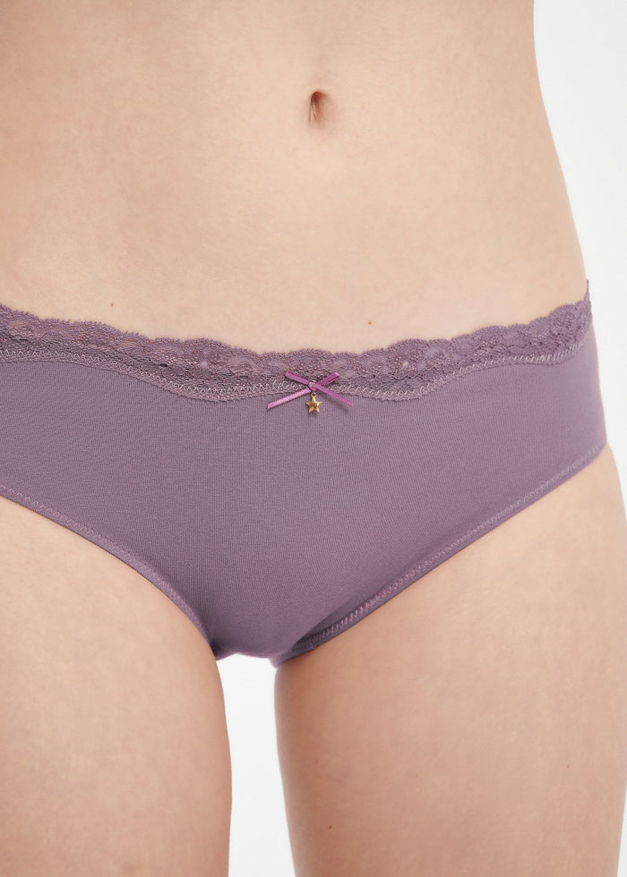Hygiene Series．Mid Rise Cotton Lace Detail Hipster Panty(Grape Shake-Star Charm)