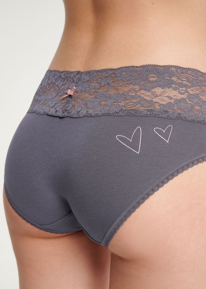 Heartbeat Moment．Mid Rise Cotton V Lace Waist Brief Panty(Roses Pattern)