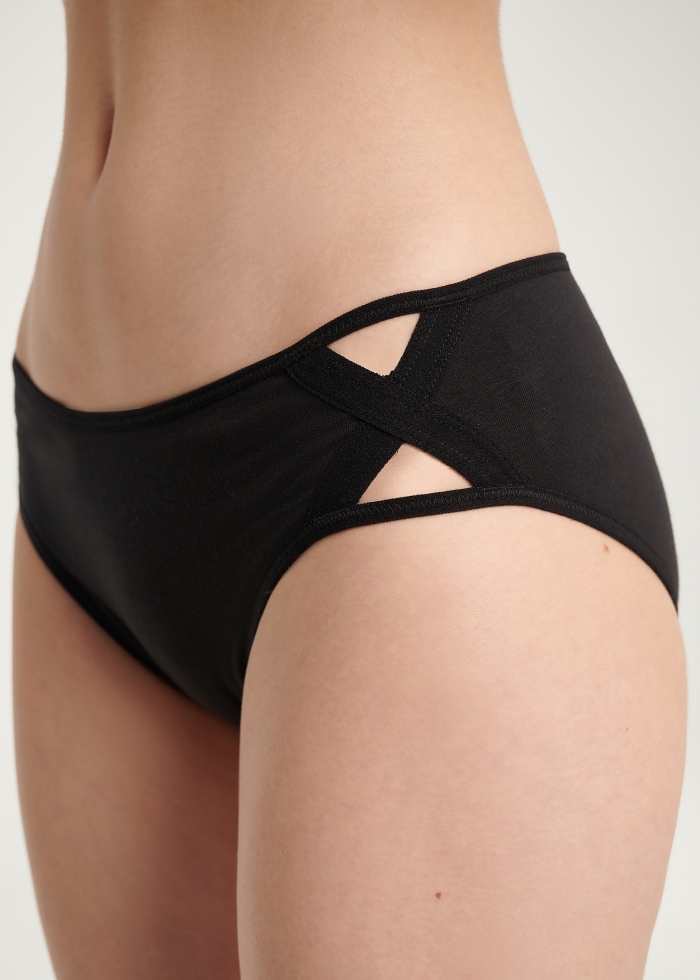 Heartbeat Moment．Mid Rise Cotton Side Cross Brief Panty(Tic Tac Toe Embroidery)