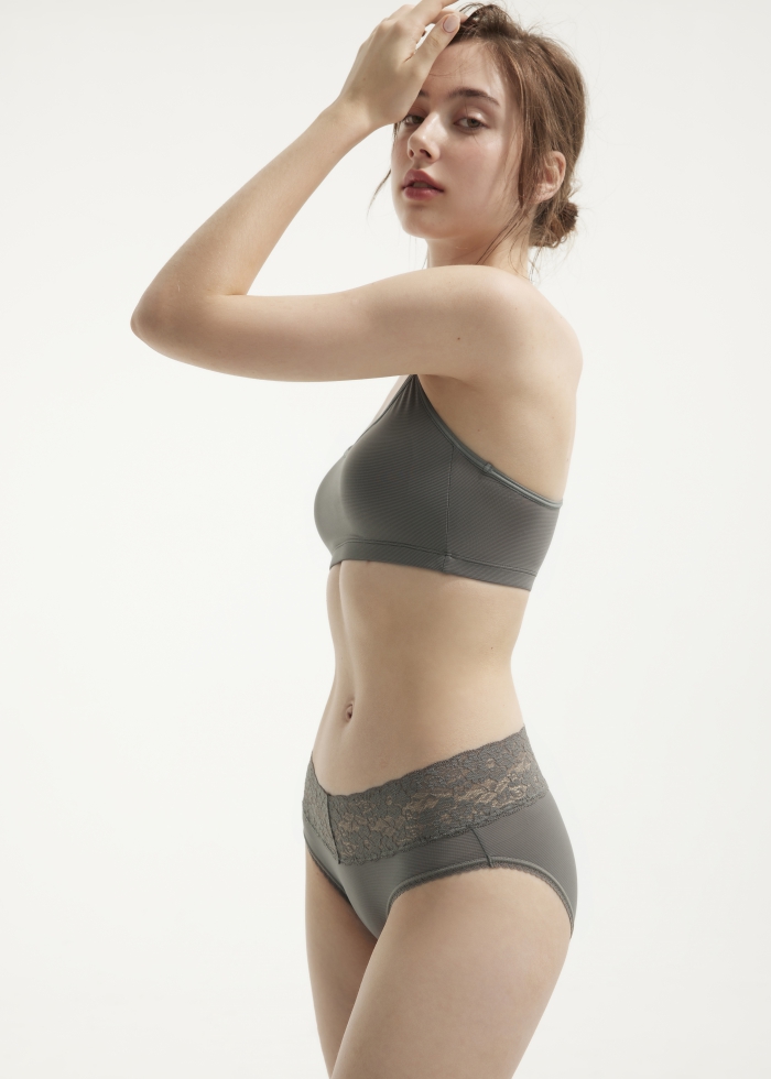 Cool Series．Mid Rise Cool V Lace Waist Brief Panty（Moon Mist）
