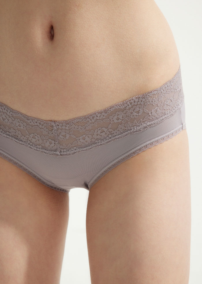 Cool Series．Low Rise Cool V Lace Waist Brief Panty(Moon Mist)