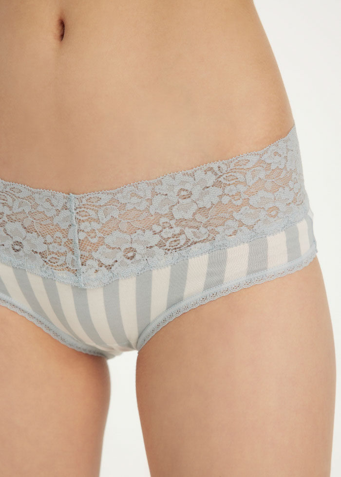 Hygiene Series．Mid Rise Cotton V Lace Waist Brief Panty(Striped)