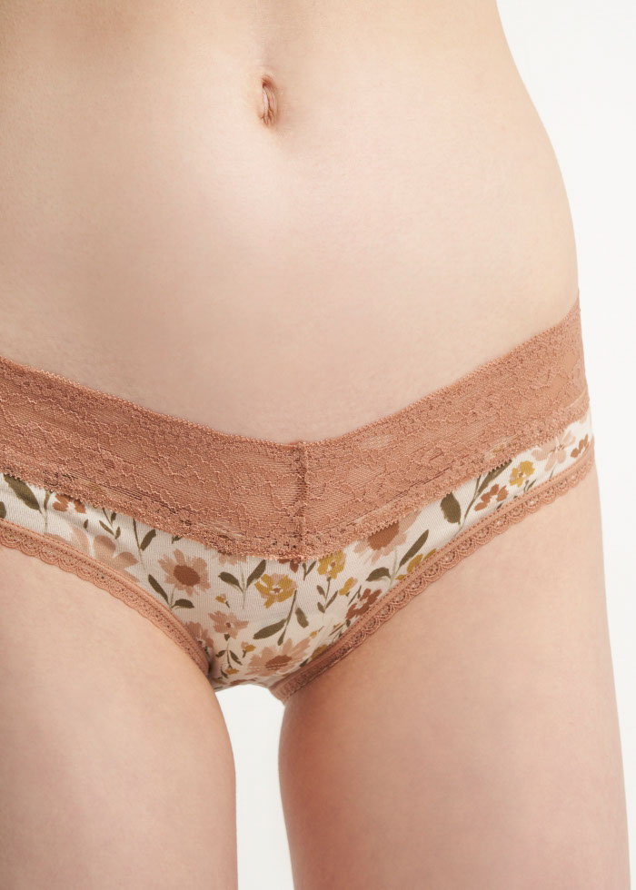 By your side．Low Rise Cotton V Lace Waist Brief Panty(Cozy Daisy Pattern)