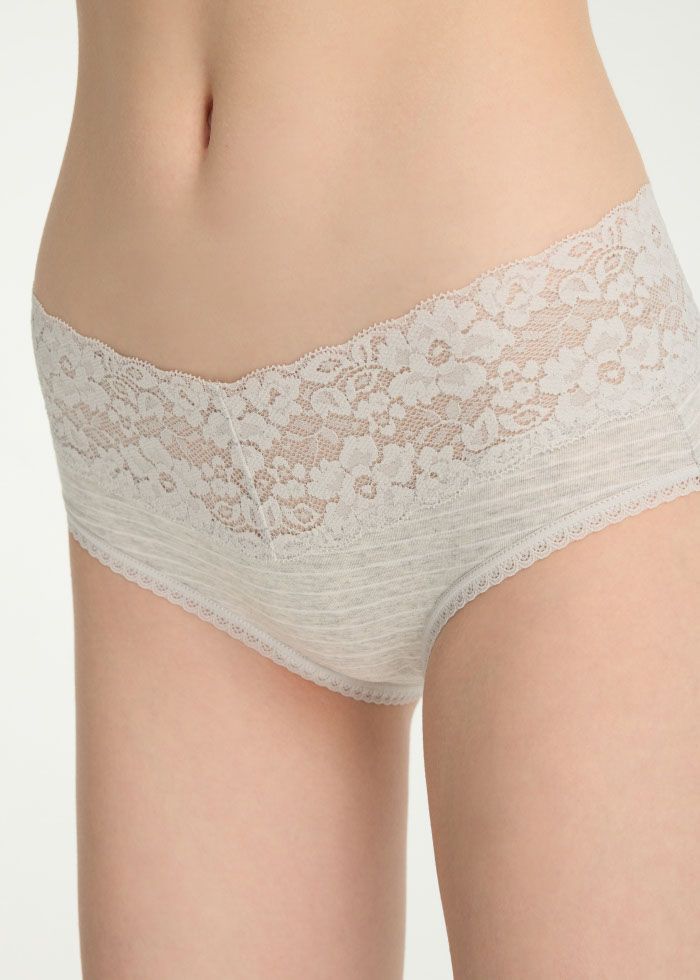 Celebration．Mid Rise Cotton V Lace Waist Brief Panty(Small Fur Seal Embroidery)