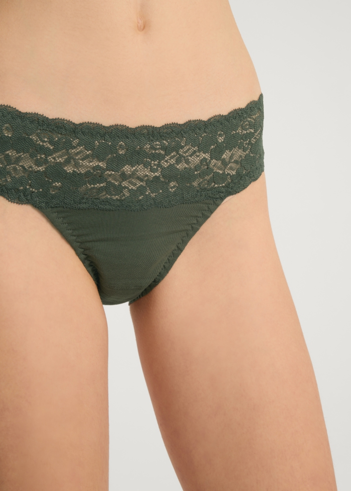 Winter Forest．Mid Rise Cotton Stretch Lace Waist Brief Panty(Oxblood Red)
