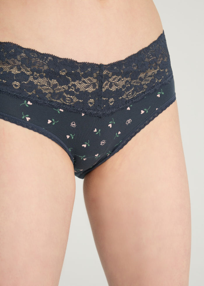 Love yourself．Mid Rise Cotton V Lace Waist Brief Panty(Heart shaped flower Pattern)