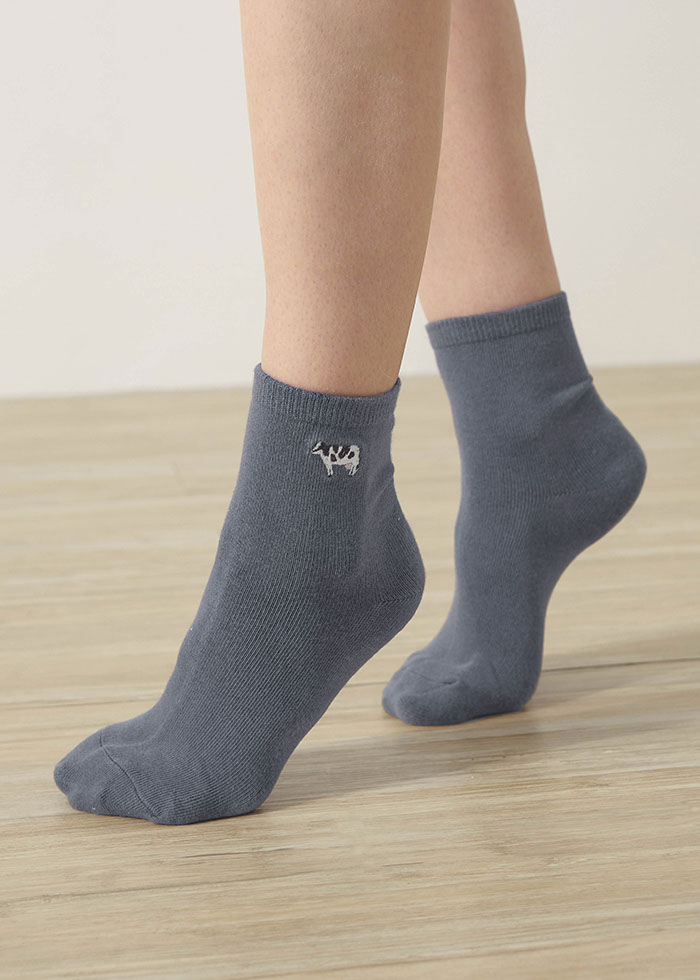 Village Life．Women Crew Socks（Grisaille-Embroidery Cow）