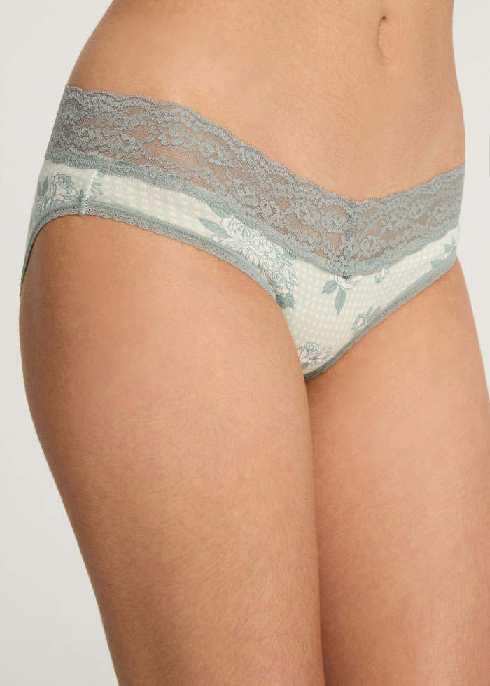 Spring Fever．Low Rise Cotton V Lace Waist Brief Panty(Black)