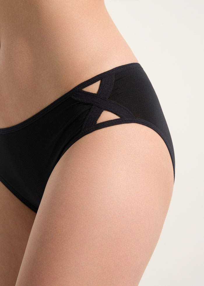 Cool Series．Mid Rise Cool Side Cross Brief Panty（Black）