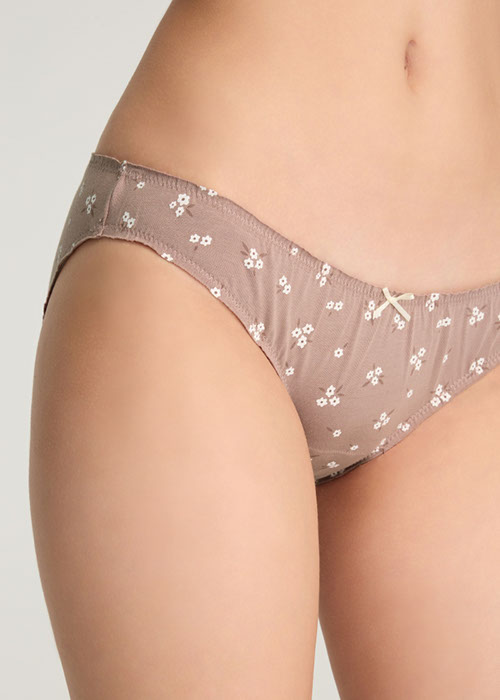 Daily Routine．Low Rise Cotton Ruffled Brief Panty（Flower Pattern）