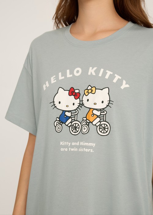 連身_Hello Kitty 系列．落肩寬鬆短袖口袋睡衣(石藍-Kitty 腳踏車)