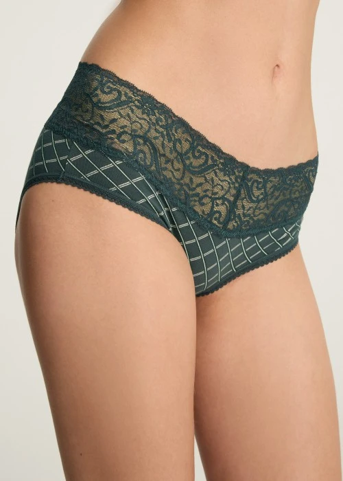 Whispers of Autumn．Mid Rise Cotton V Lace Waist Brief Panty(Black)