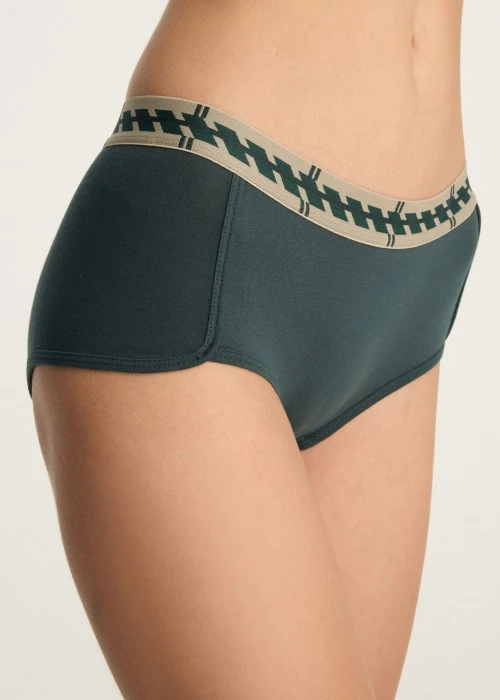 秋日呢喃．寬版緊帶滾邊中腰平口內褲（森綠-緊帶斜格棕底）