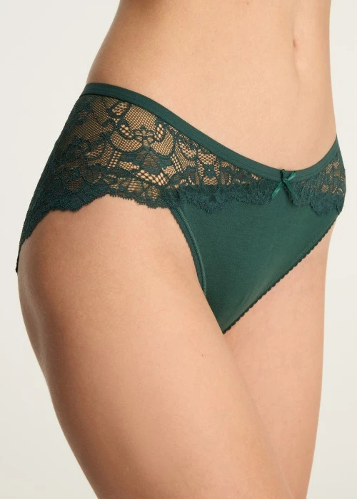 經典純色．脇後訂製蕾絲中腰三角內褲（松針綠）