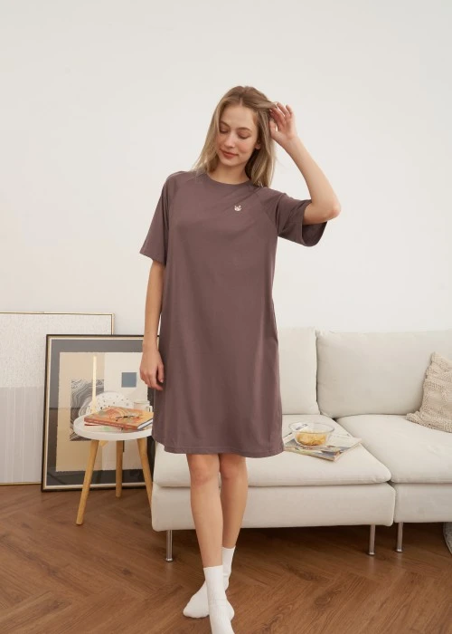 連身_暖冬時光．吸濕排汗圓領拉格蘭五分袖口袋睡衣（香料紫-刺繡貓臉）