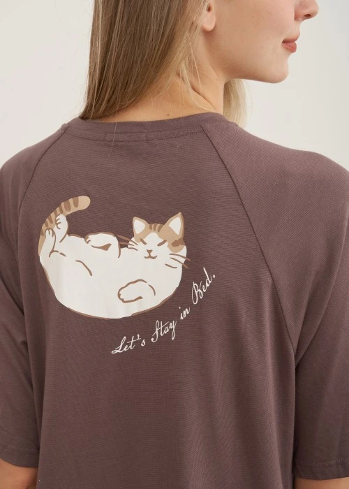 連身_暖冬時光．吸濕排汗圓領拉格蘭五分袖口袋睡衣(香料紫-刺繡貓臉)