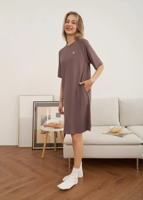 連身_暖冬時光．吸濕排汗圓領拉格蘭五分袖口袋睡衣(香料紫-刺繡貓臉)