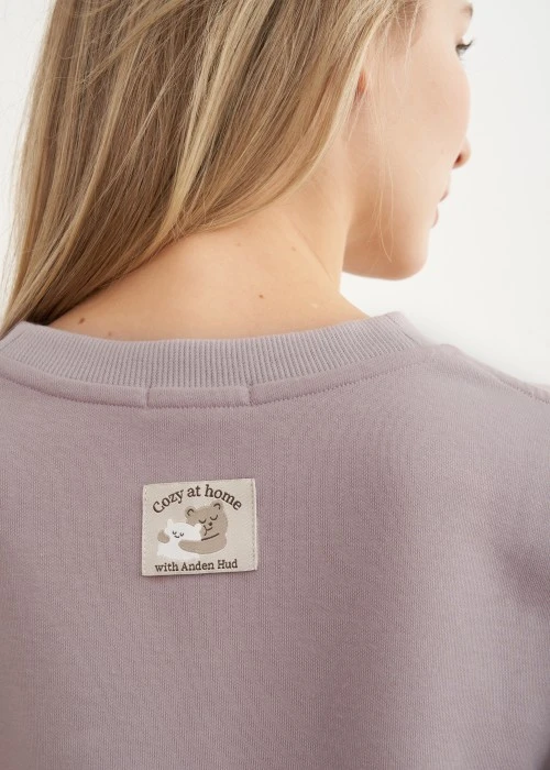 上衣_暖冬時光．圓領長袖休閒居家睡衣(丁香紫-祝你假期快樂)