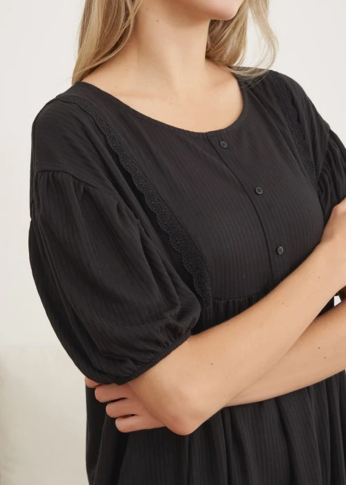 連身_秋日晴空．蕾絲拼接荷葉邊五分袖睡衣(黑色)