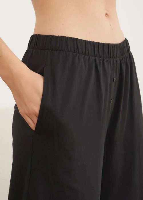 下身_秋日晴空．純棉寬鬆口袋縫釦長褲(黑色)