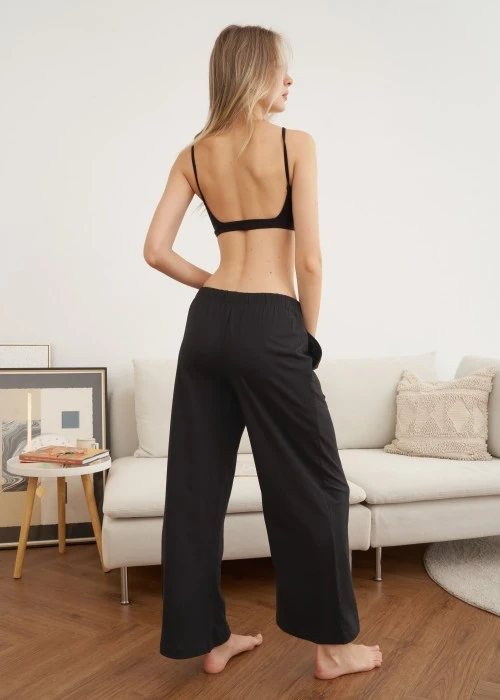 下身_秋日晴空．純棉寬鬆口袋縫釦長褲(黑色)