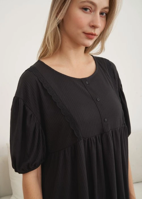 連身_秋日晴空．蕾絲拼接荷葉邊五分袖睡衣（黑色）