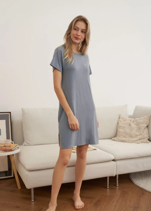 連身_秋日晴空．綁帶造型短袖睡衣（靛灰藍-刺繡 Beauty Sleep）