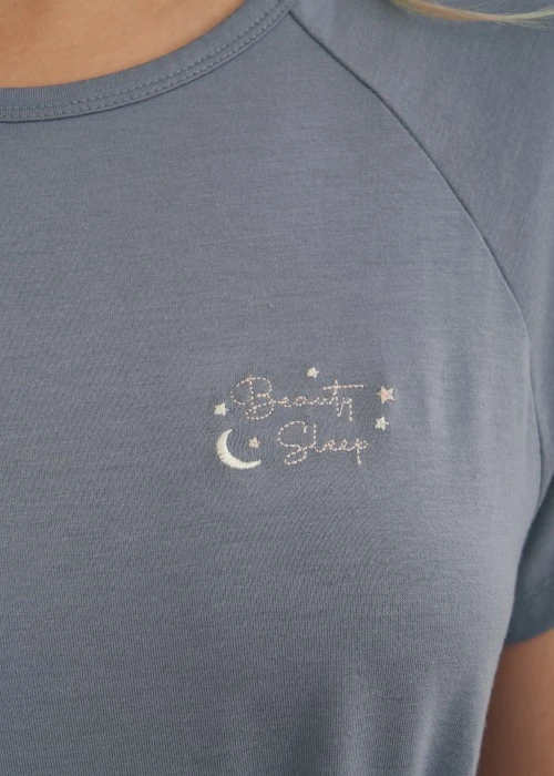 連身_秋日晴空．綁帶造型短袖睡衣(靛灰藍-刺繡 Beauty Sleep)