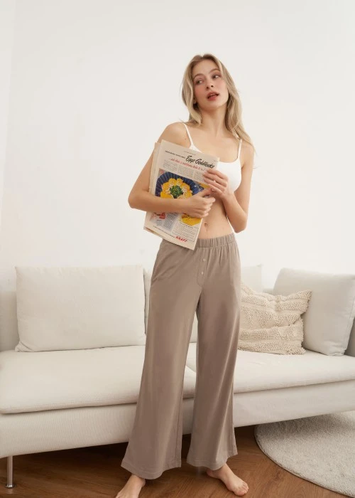 下身_秋日晴空．吸濕排汗寬鬆口袋縫釦長褲(薑汁棕)