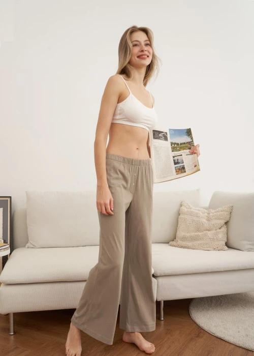 下身_秋日晴空．吸濕排汗寬鬆口袋縫釦長褲(薑汁棕)