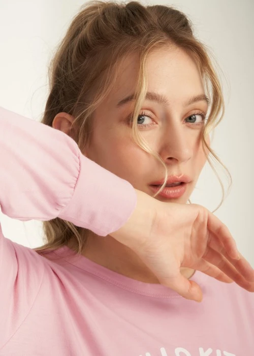 連身_Hello Kitty系列．裙片抽皺長袖睡衣(熊熊粉-喜歡蝴蝶結)