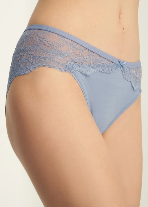 經典純色．脇後訂製蕾絲中腰三角內褲(棕紫)