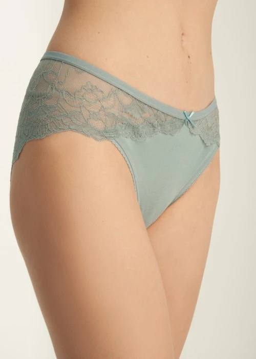 經典純色．脇後訂製蕾絲中腰三角內褲(棕紫)