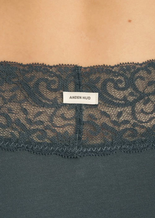 經典純色．V蕾絲中腰三角內褲(莊園綠)