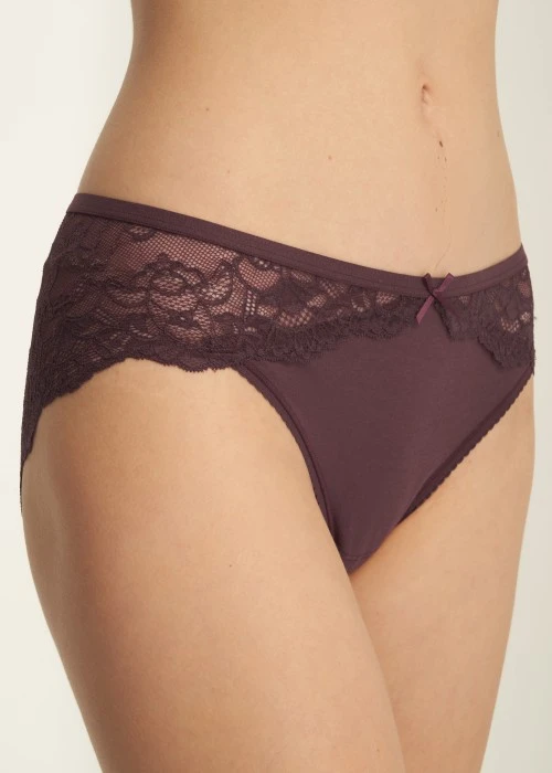 經典純色．脇後訂製蕾絲中腰三角內褲（棕紫）