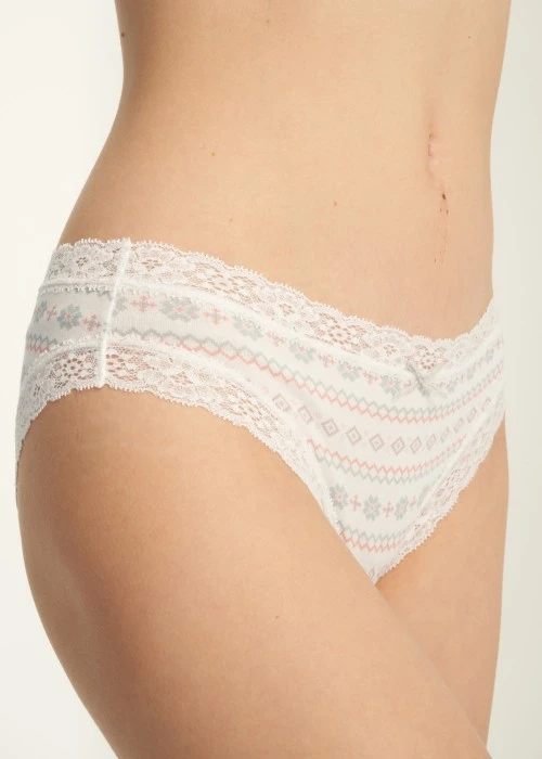 Nordic．織帶2/3包臀中腰三角內褲(米白-針織雪花)