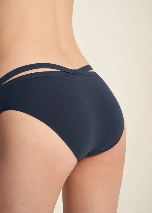 經典純色．交叉美臀低腰三角內褲(釉瓷藍)
