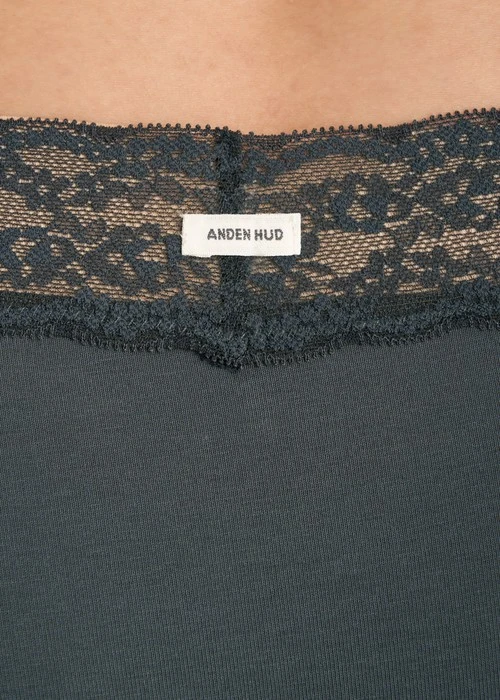 XXL 經典純色．窄版V蕾絲高腰三角內褲（莊園綠）