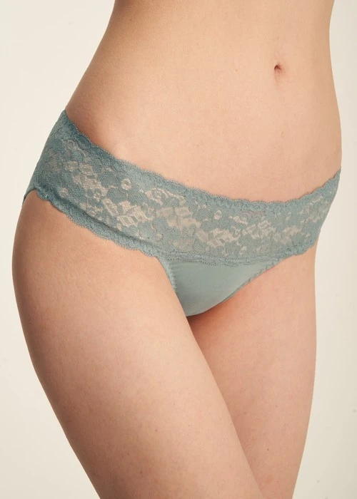 XXL 經典純色．抓皺蕾絲中腰三角內褲（極光綠）