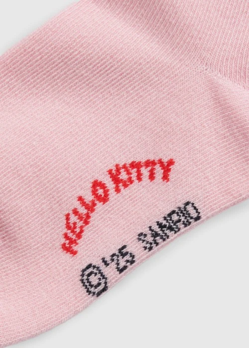 兒童_Hello Kitty系列．緹花中筒襪(熊熊粉-Kitty趴著)