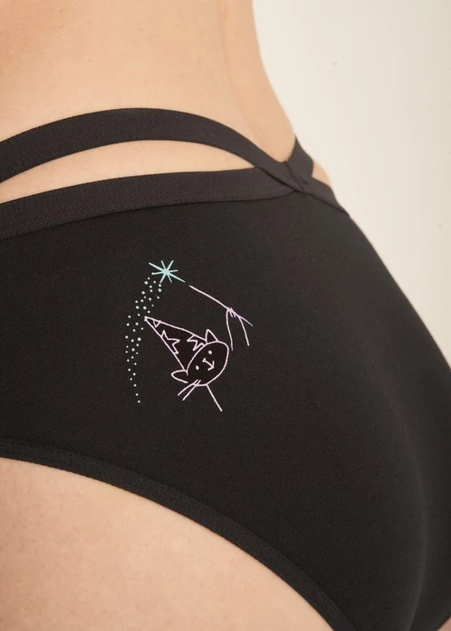 Nordic．交叉美臀中腰三角內褲（黑-魔法貓）