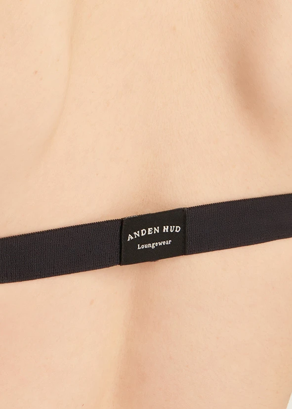 Mythic Aurora．三角杯蕾絲交叉美胸緊帶 Bra Top(米白)