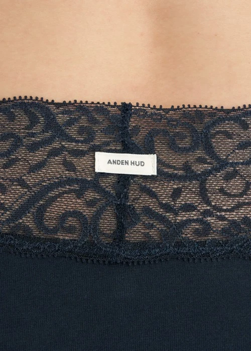 經典純色．V蕾絲中腰三角內褲(幻藍)