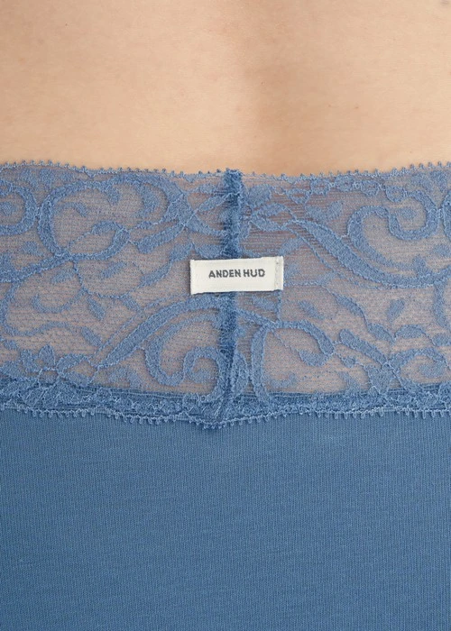 經典純色．V蕾絲中腰三角內褲(幻藍)