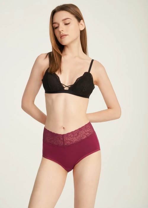 XXL 經典純色．寬版V蕾絲超高腰三角內褲(黑)