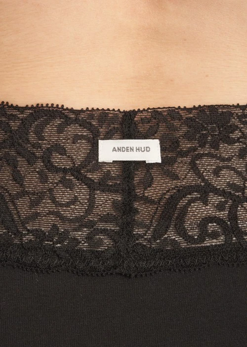 XXL 經典純色．寬版V蕾絲超高腰三角內褲(黑)