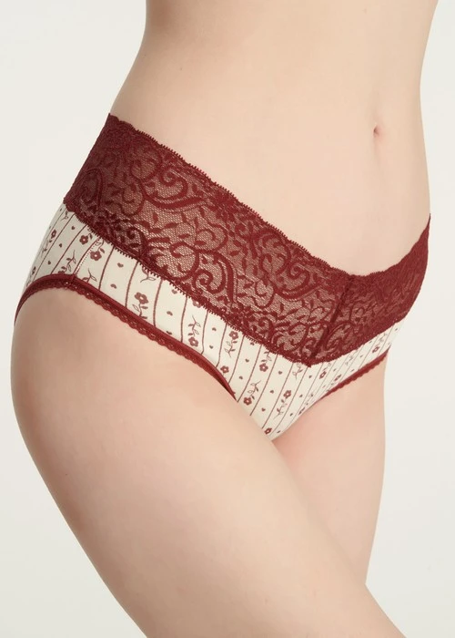 花開好運．V蕾絲中腰三角內褲（蛋奶白-紅梅心語）