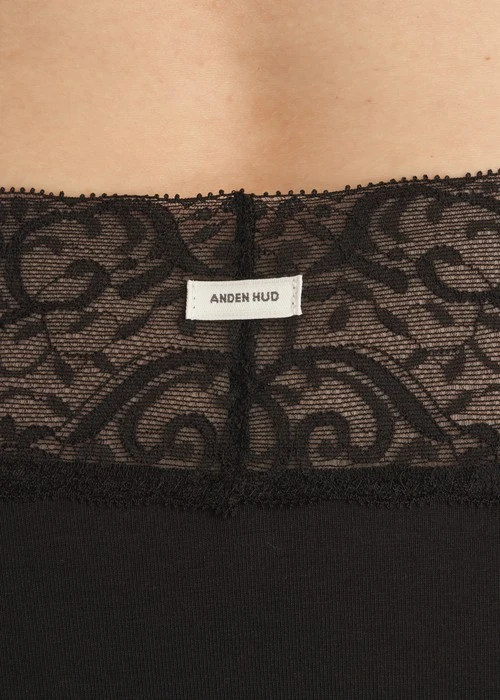 經典純色．V蕾絲中腰三角內褲（黑）